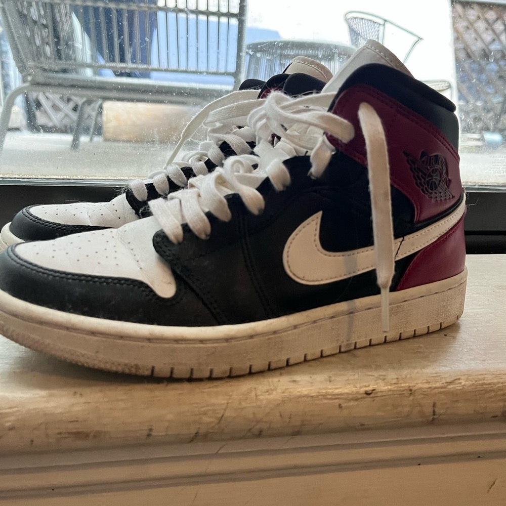 Air Jordan mid 1 women’s navy and maroon